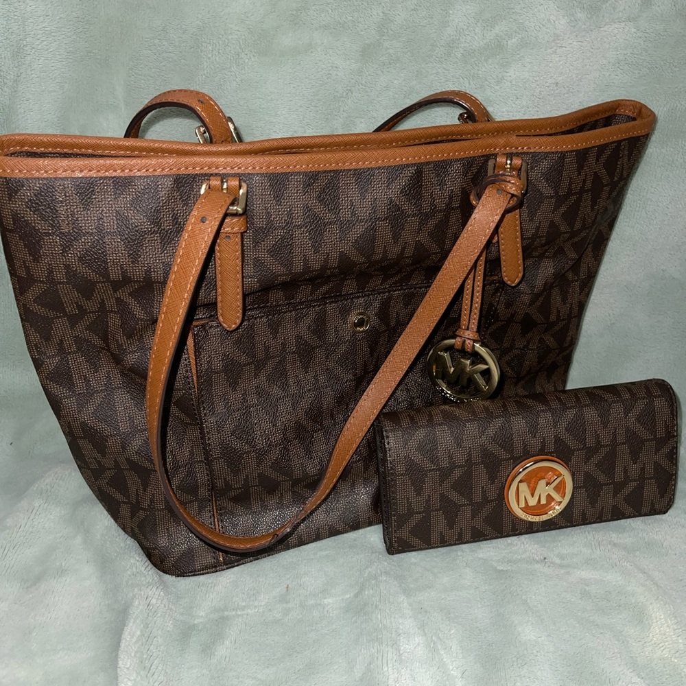 MICHAEL KORS SIGNATURE TOTE W/ MATCHING WALLET